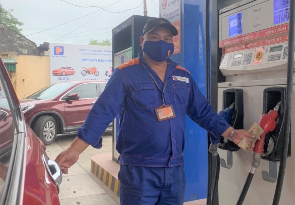 Nghệ An: Người lao động mua xăng về dự trự, Công ty Xăng dầu cảnh báo nguy cơ cháy nổ Nghệ An: Người lao động mua xăng về dự trữ, Công ty Xăng dầu cảnh báo nguy cơ cháy nổ