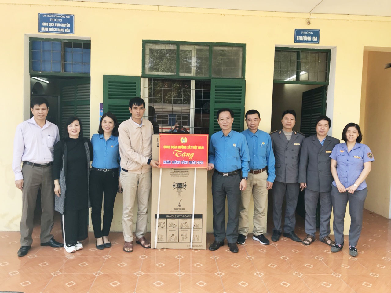 NLĐ ngành Đường sắt chung sức vượt khó, tập trung cao độ phòng chống dịch bệnh. NLĐ ngành Đường sắt chung sức vượt khó, tập trung cao độ phòng chống dịch bệnh.