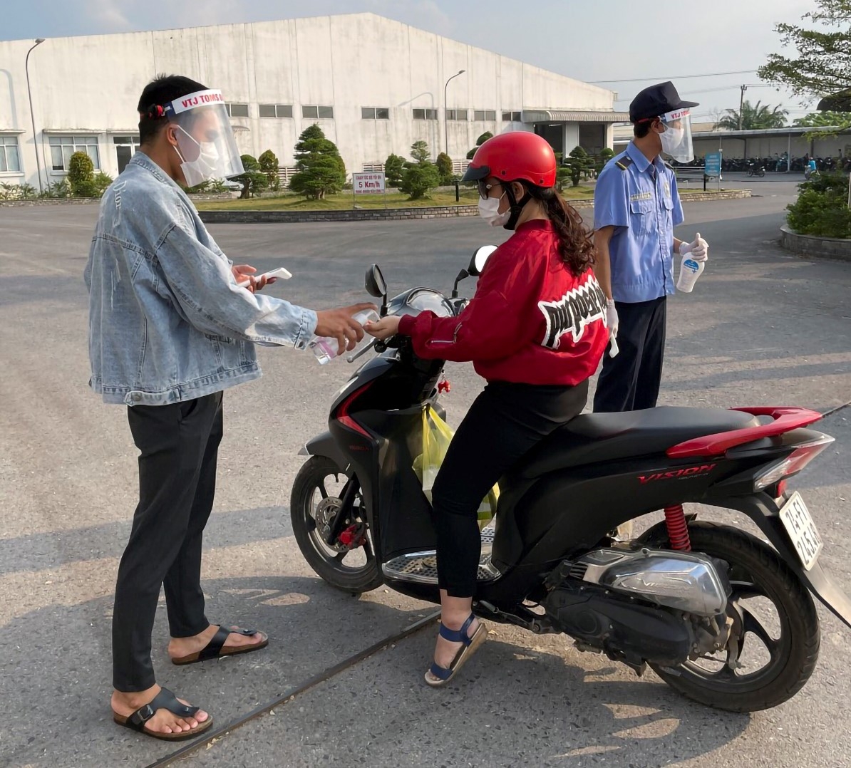 Công đoàn Quảng Trị vận động CNVCLĐ tăng cường các biện pháp phòng chống dịch bệnh Công đoàn Quảng Trị vận động CNVCLĐ tăng cường các biện pháp phòng chống dịch bệnh