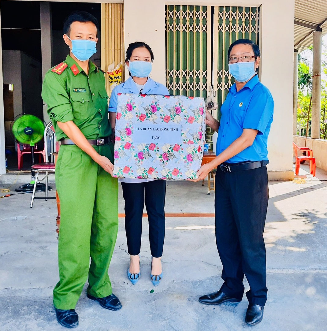 LĐLĐ tỉnh Quảng Trị thăm và tặng quà các chốt phòng chống dịch Covid-19 LĐLĐ tỉnh Quảng Trị thăm và tặng quà các chốt phòng chống dịch Covid-19