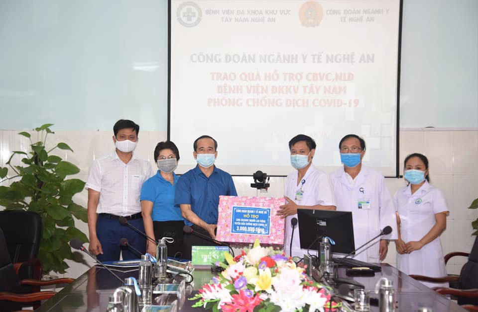 Công đoàn ngành Y tế Nghệ An trao quà cho NLĐ có hoàn cảnh khó khăn