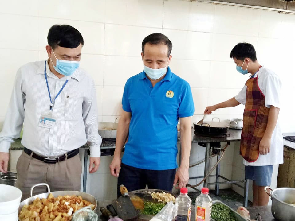 Công đoàn ngành Y tế Nghệ An trao quà cho NLĐ có hoàn cảnh khó khăn