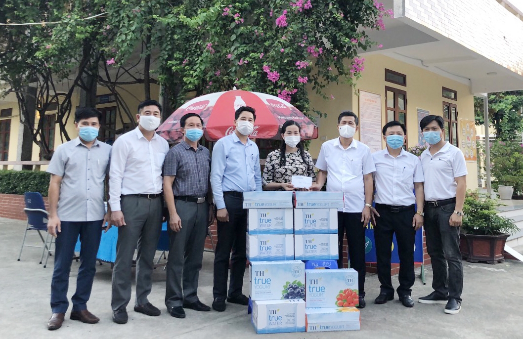 Công đoàn Giáo dục Nghệ An thăm hỏi, tặng quà cho lực lượng tuyến đầu phòng chống dịch