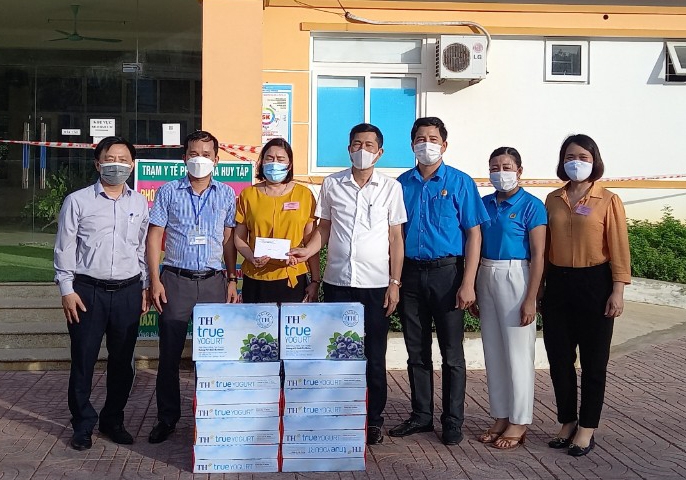Công đoàn Giáo dục Nghệ An thăm hỏi, tặng quà cho lực lượng tuyến đầu phòng chống dịch