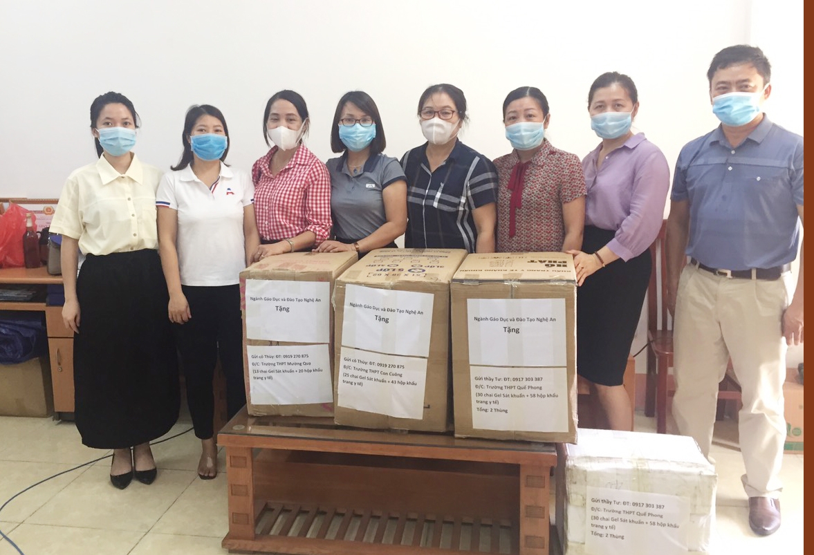 Công đoàn Giáo dục Nghệ An thăm hỏi, tặng quà cho lực lượng tuyến đầu phòng chống dịch