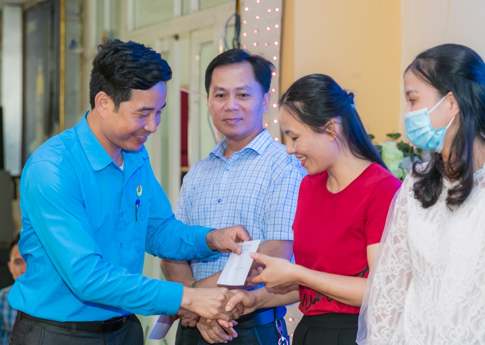 Công đoàn Giáo dục Nghệ An thăm hỏi, tặng quà cho lực lượng tuyến đầu phòng chống dịch