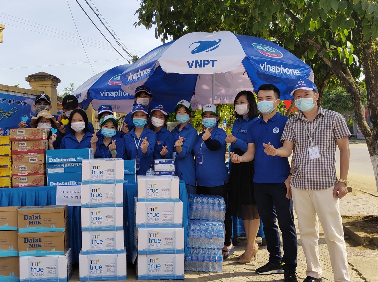 Công đoàn Giáo dục Nghệ An thăm hỏi, tặng quà cho lực lượng tuyến đầu phòng chống dịch