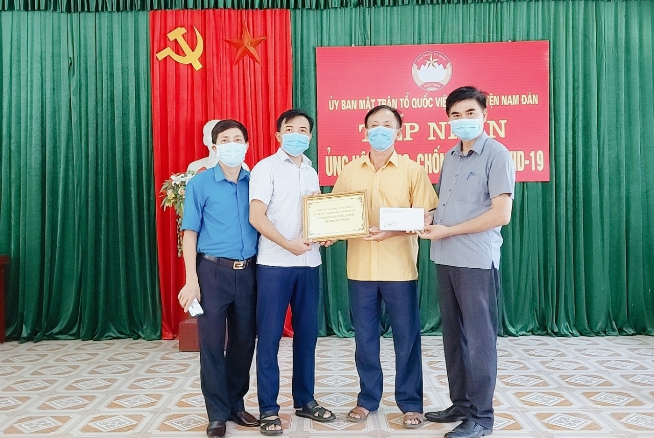 Công ty TNHH Havina Kim Liên hỗ trợ 100 triệu đồng cho Quỹ vắc xin phòng chống dịch bệnh