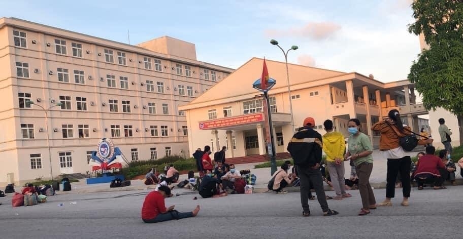 Nghệ An hỗ trợ hàng nghìn công dân từ các tỉnh phía Nam về quê tránh dịch bằng xe máy Nghệ An: Hàng nghìn người lao động từ các tỉnh phía Nam về quê tránh dịch