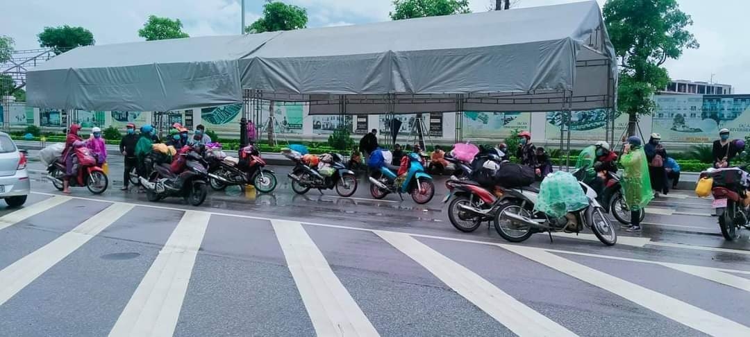 Nghệ An hỗ trợ hàng nghìn công dân từ các tỉnh phía Nam về quê tránh dịch bằng xe máy Nghệ An: Hàng nghìn người lao động từ các tỉnh phía Nam về quê tránh dịch