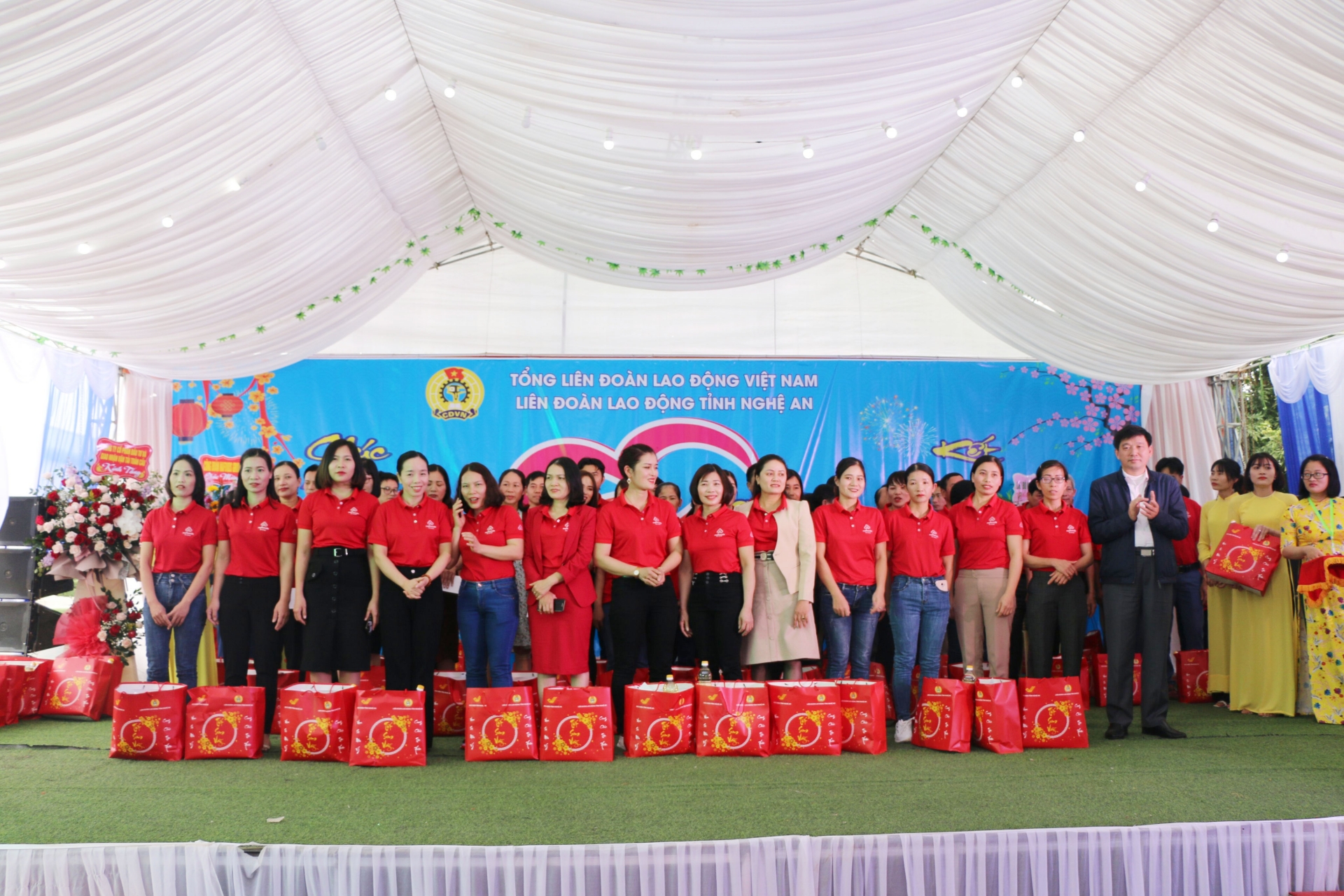 LĐLĐ Nghệ An tổ chức chương trình “Tết sum vầy ” cho CNLĐ Công đoàn ngành Công thương LĐLĐ Nghệ An tổ chức chương trình “Tết sum vầy ” cho CNLĐ Công đoàn ngành Công thương