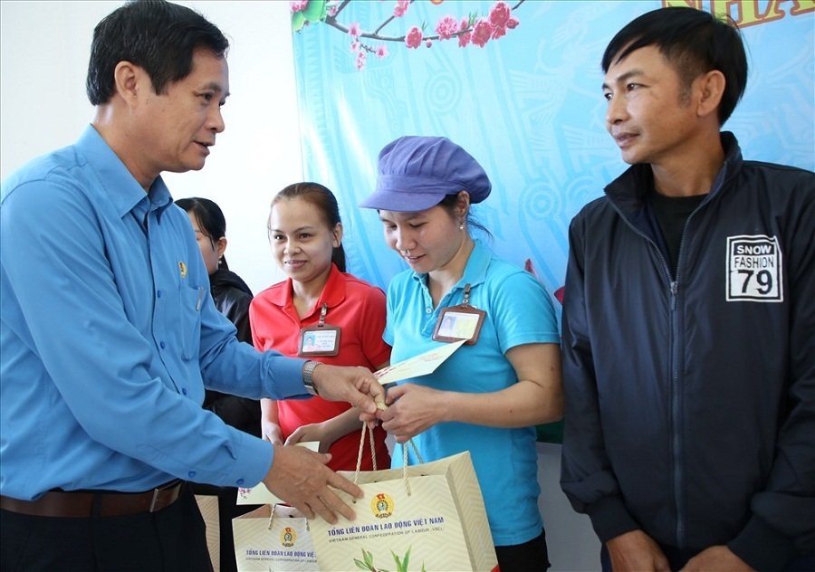 LĐLĐ tỉnh Quảng Trị phân bổ hơn 1,19 tỷ đồng cho công đoàn huyện ngành trao quà Tết cho NLĐ LĐLĐ tỉnh Quảng Trị phân bổ hơn 1,19 tỷ đồng cho công đoàn huyện ngành trao quà Tết cho NLĐ