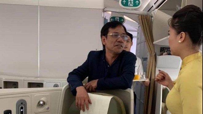 Vụ việc sàm sỡ cô gái trên máy bay: Đại gia này là ai? vu viec sam so co gai tren may bay dai gia nay la ai