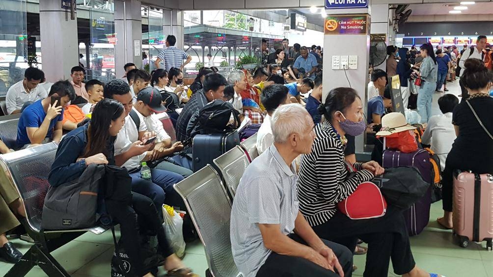 Nghỉ lễ 2/9: Mưa lớn, ùn tắc khiến các bến xe khắp cả nước quá tải nghi le 29 mua lon un tac khien tinh hinh o cac ben xe khap ca nuoc qua tai