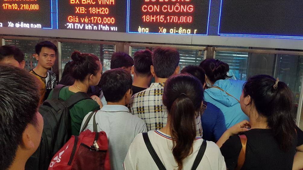 Nghỉ lễ 2/9: Mưa lớn, ùn tắc khiến các bến xe khắp cả nước quá tải nghi le 29 mua lon un tac khien tinh hinh o cac ben xe khap ca nuoc qua tai