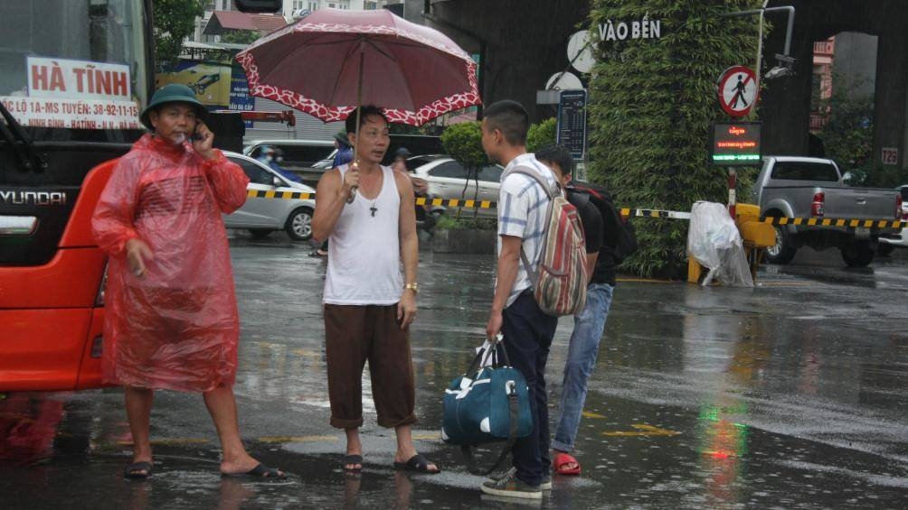 Nghỉ lễ 2/9: Mưa lớn, ùn tắc khiến các bến xe khắp cả nước quá tải nghi le 29 mua lon un tac khien tinh hinh o cac ben xe khap ca nuoc qua tai