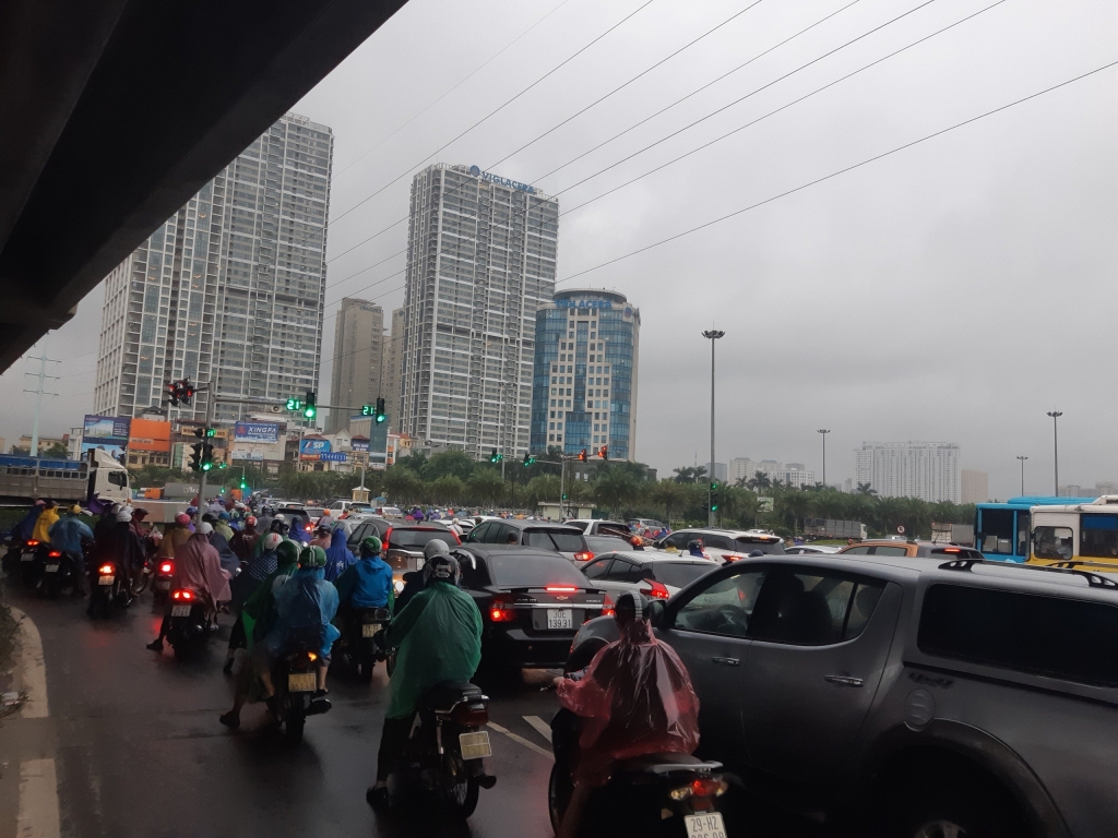 Nghỉ lễ 2/9: Mưa lớn, ùn tắc khiến các bến xe khắp cả nước quá tải nghi le 29 mua lon un tac khien tinh hinh o cac ben xe khap ca nuoc qua tai