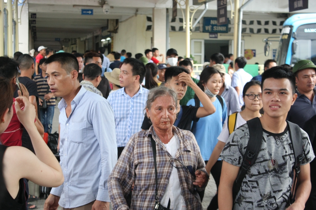 Nghỉ lễ 2/9: Mưa lớn, ùn tắc khiến các bến xe khắp cả nước quá tải nghi le 29 mua lon un tac khien tinh hinh o cac ben xe khap ca nuoc qua tai