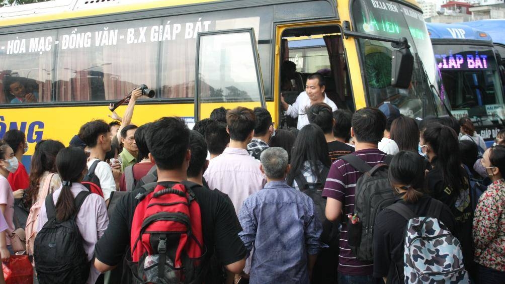 Nghỉ lễ 2/9: Mưa lớn, ùn tắc khiến các bến xe khắp cả nước quá tải nghi le 29 mua lon un tac khien tinh hinh o cac ben xe khap ca nuoc qua tai