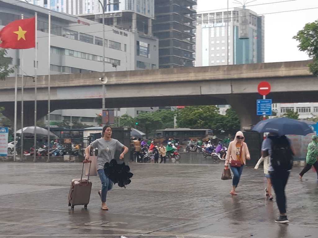 Nghỉ lễ 2/9: Mưa lớn, ùn tắc khiến các bến xe khắp cả nước quá tải nghi le 29 mua lon un tac khien tinh hinh o cac ben xe khap ca nuoc qua tai