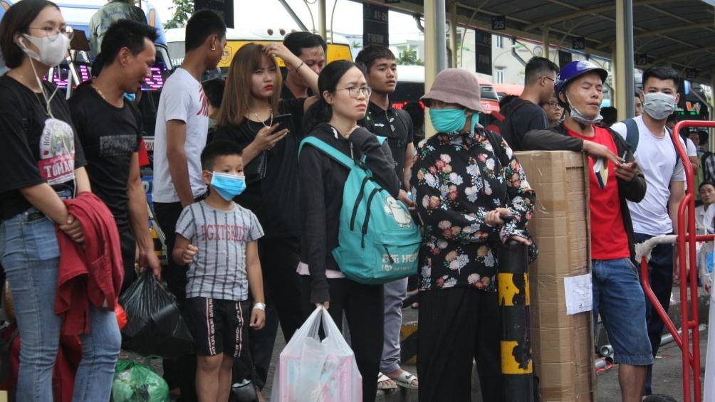 Nghỉ lễ 2/9: Mưa lớn, ùn tắc khiến các bến xe khắp cả nước quá tải nghi le 29 mua lon un tac khien tinh hinh o cac ben xe khap ca nuoc qua tai