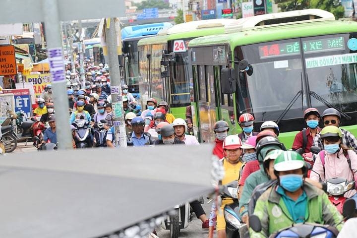 Nghỉ lễ 2/9: Mưa lớn, ùn tắc khiến các bến xe khắp cả nước quá tải nghi le 29 mua lon un tac khien tinh hinh o cac ben xe khap ca nuoc qua tai