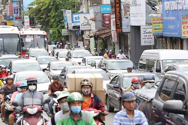 Nghỉ lễ 2/9: Mưa lớn, ùn tắc khiến các bến xe khắp cả nước quá tải nghi le 29 mua lon un tac khien tinh hinh o cac ben xe khap ca nuoc qua tai
