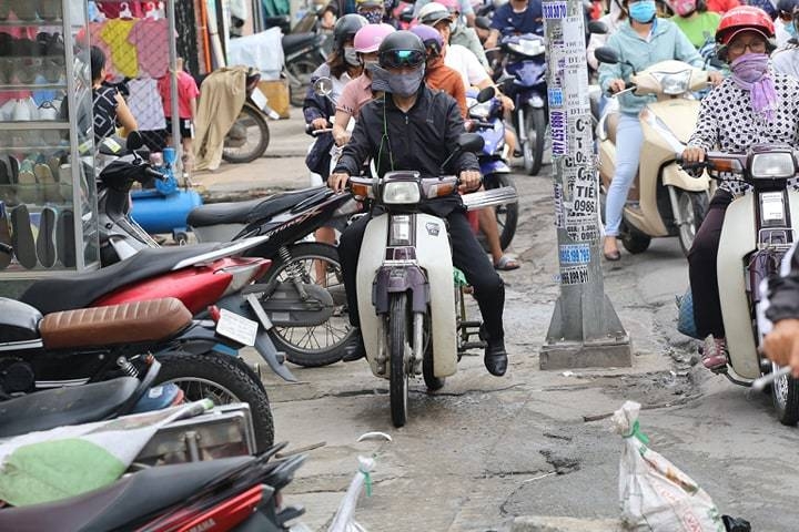 Nghỉ lễ 2/9: Mưa lớn, ùn tắc khiến các bến xe khắp cả nước quá tải nghi le 29 mua lon un tac khien tinh hinh o cac ben xe khap ca nuoc qua tai