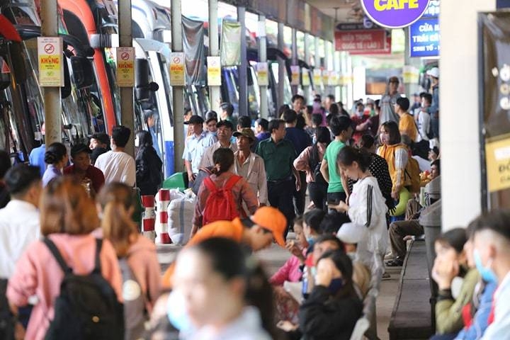 Nghỉ lễ 2/9: Mưa lớn, ùn tắc khiến các bến xe khắp cả nước quá tải nghi le 29 mua lon un tac khien tinh hinh o cac ben xe khap ca nuoc qua tai