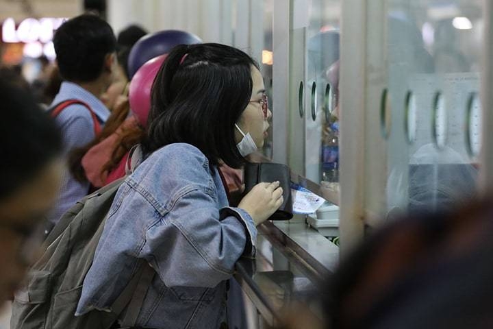 Nghỉ lễ 2/9: Mưa lớn, ùn tắc khiến các bến xe khắp cả nước quá tải nghi le 29 mua lon un tac khien tinh hinh o cac ben xe khap ca nuoc qua tai