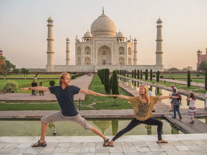 10 buc anh tuyet dep ve yoga couple giup truyen cam hung ve yoga danh cho cap doi