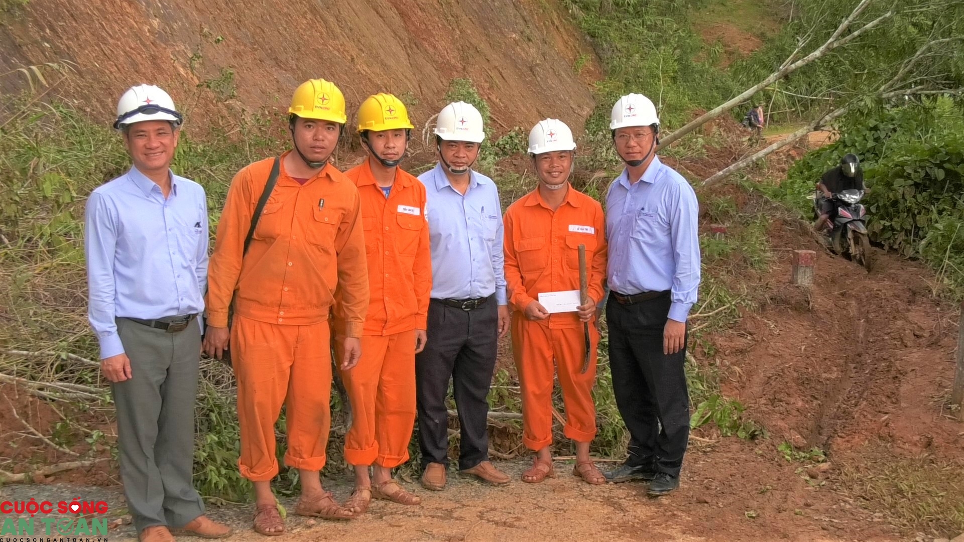Vượt rừng sửa điện phục vụ đồng bào vùng cao Quảng Nam Vượt rừng sửa điện phục vụ đồng bào vùng cao Quảng Nam