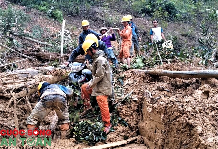 Vượt rừng sửa điện phục vụ đồng bào vùng cao Quảng Nam Vượt rừng sửa điện phục vụ đồng bào vùng cao Quảng Nam