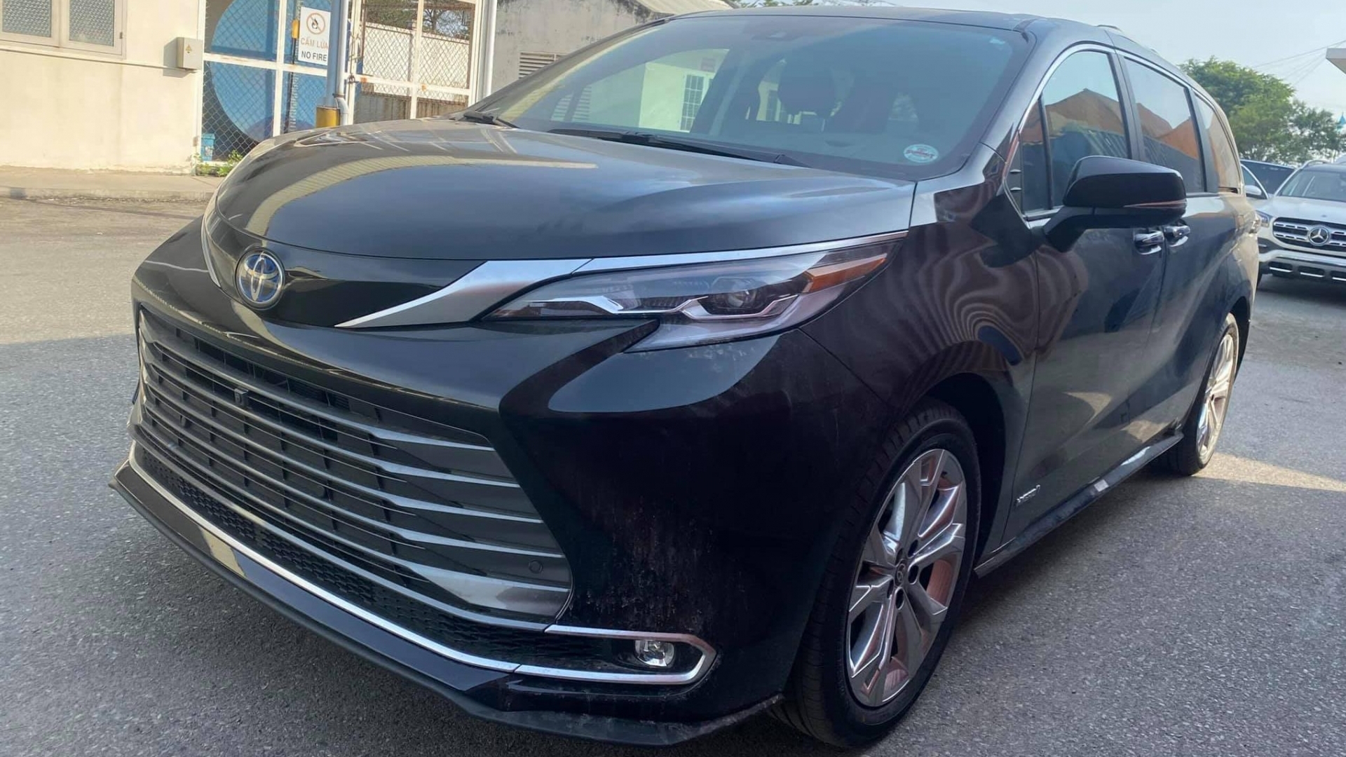 Toyota Sienna 2021 đầu tiên 