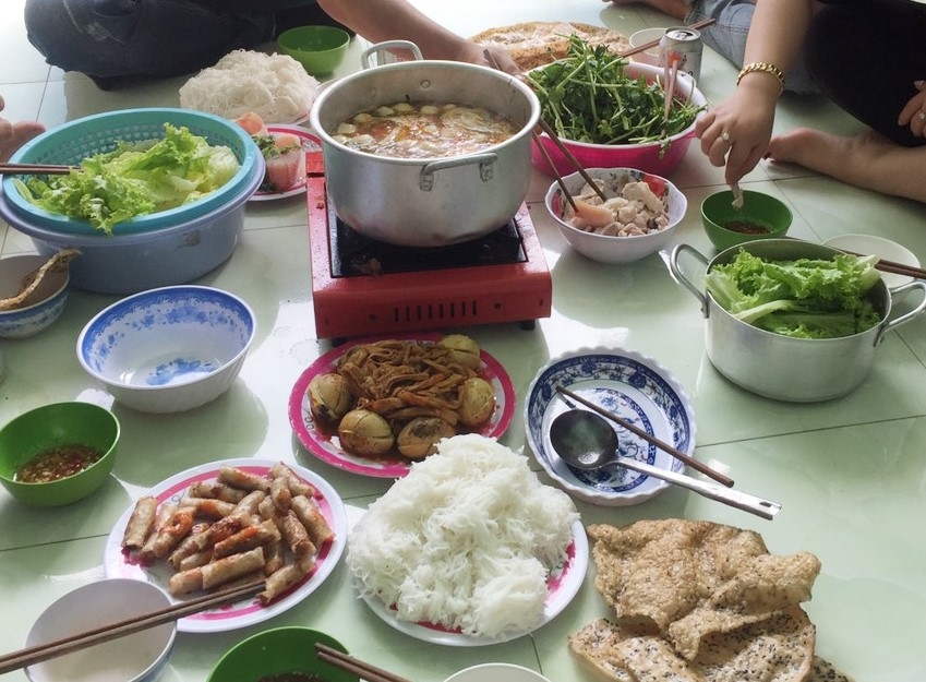 Bữa tiệc tất niên nơi xóm trọ công nhân: Không ép nhau bia rượu bua tiec tat nien noi xom tro cong nhan khong ep nhau bia ruou
