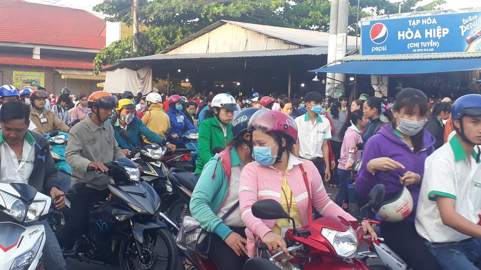 Khu công nghiệp Hòa Phú, Vĩnh Long: Công nhân phấn khởi đi làm ngày đầu tiên sau Tết khu cong nghiep hoa phu vinh long cong nhan phan khoi di lam ngay dau tien sau tet