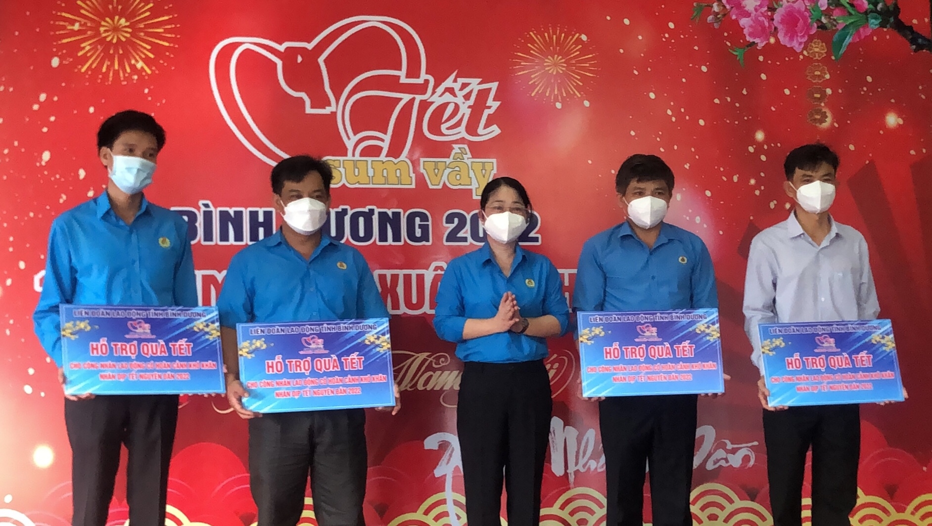 Người lao động vui mừng khi nhận quà Tết từ Công đoàn Bình Dương Người lao động vui mừng khi nhận quà Tết từ Công đoàn Bình Dương