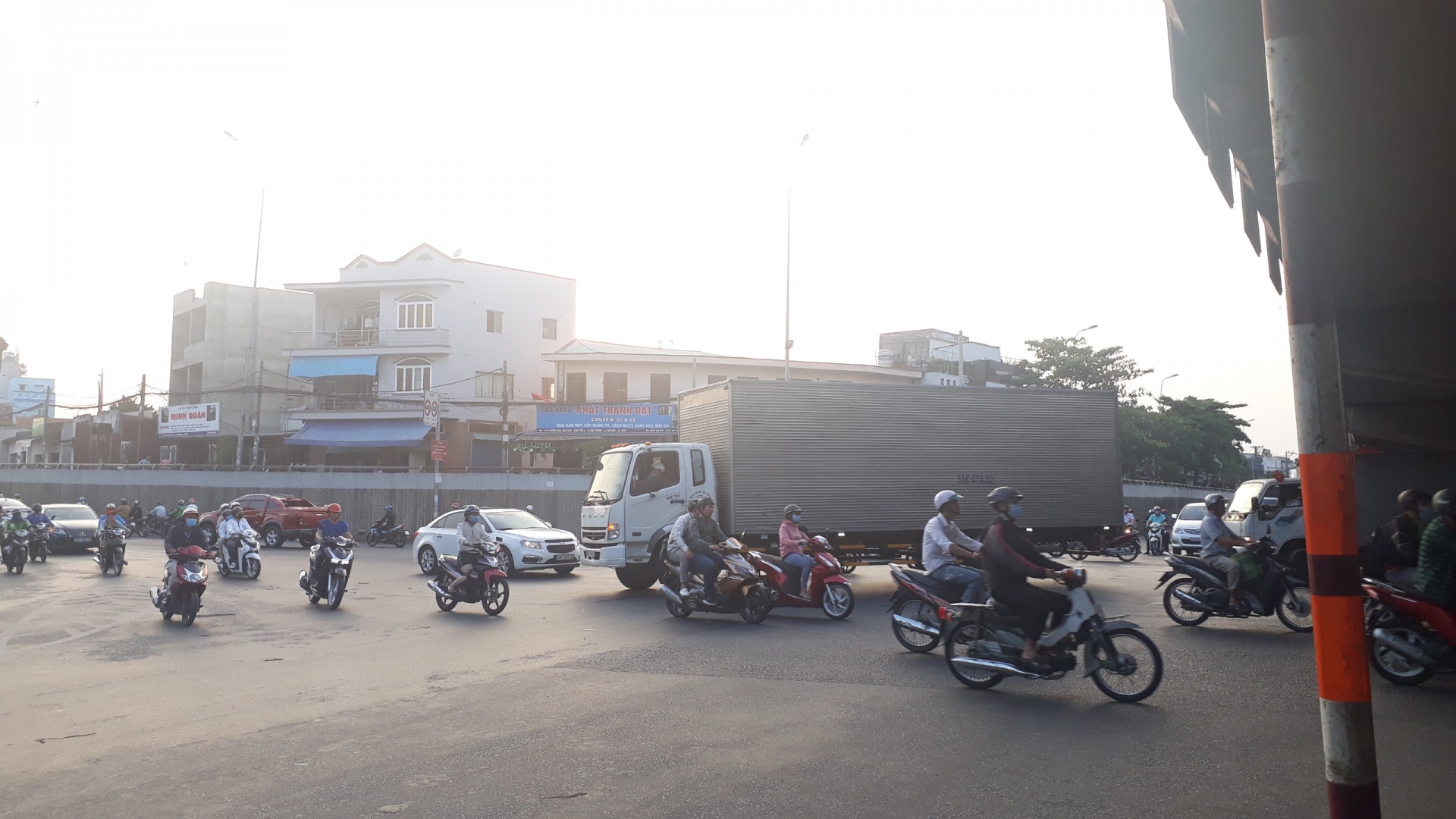 tai nan giao thong rinh rap cong nhan tai nga tu cau vuot linh xuan