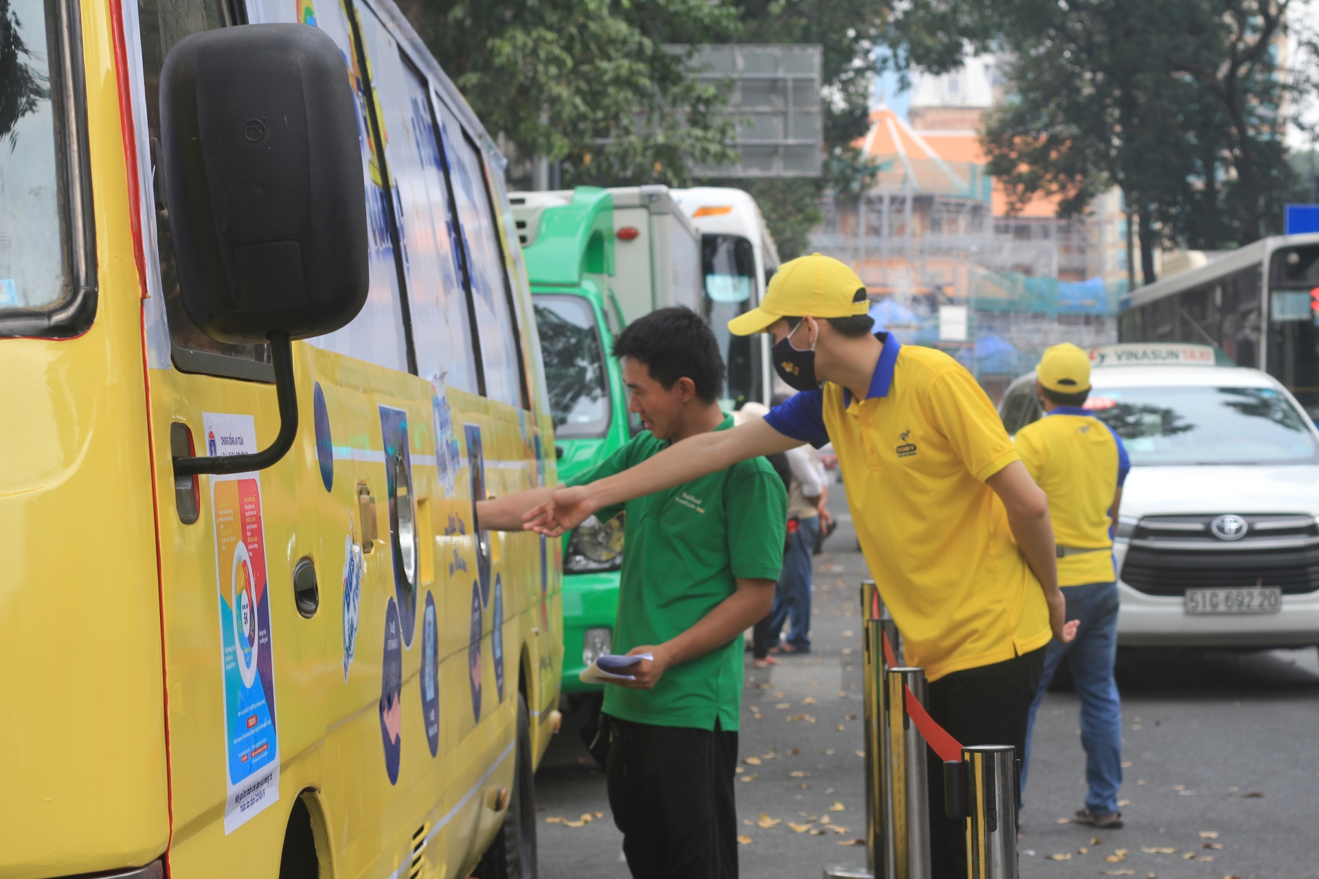 “Xe bus khẩu trang” giúp người lao động được sử dụng khẩu trang đạt chuẩn “Xe bus khẩu trang” giúp người lao động được sử dụng khẩu trang đạt chuẩn