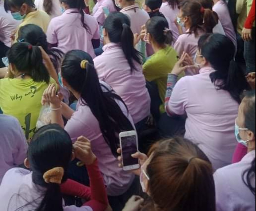 Hàng ngàn công nhân Simone Tiền Giang tiếp tục ngừng việc, đội nắng đòi quyền lợi Hàng ngàn công nhân Simone Tiền Giang tiếp tục ngừng việc, đội nắng đòi quyền lợi