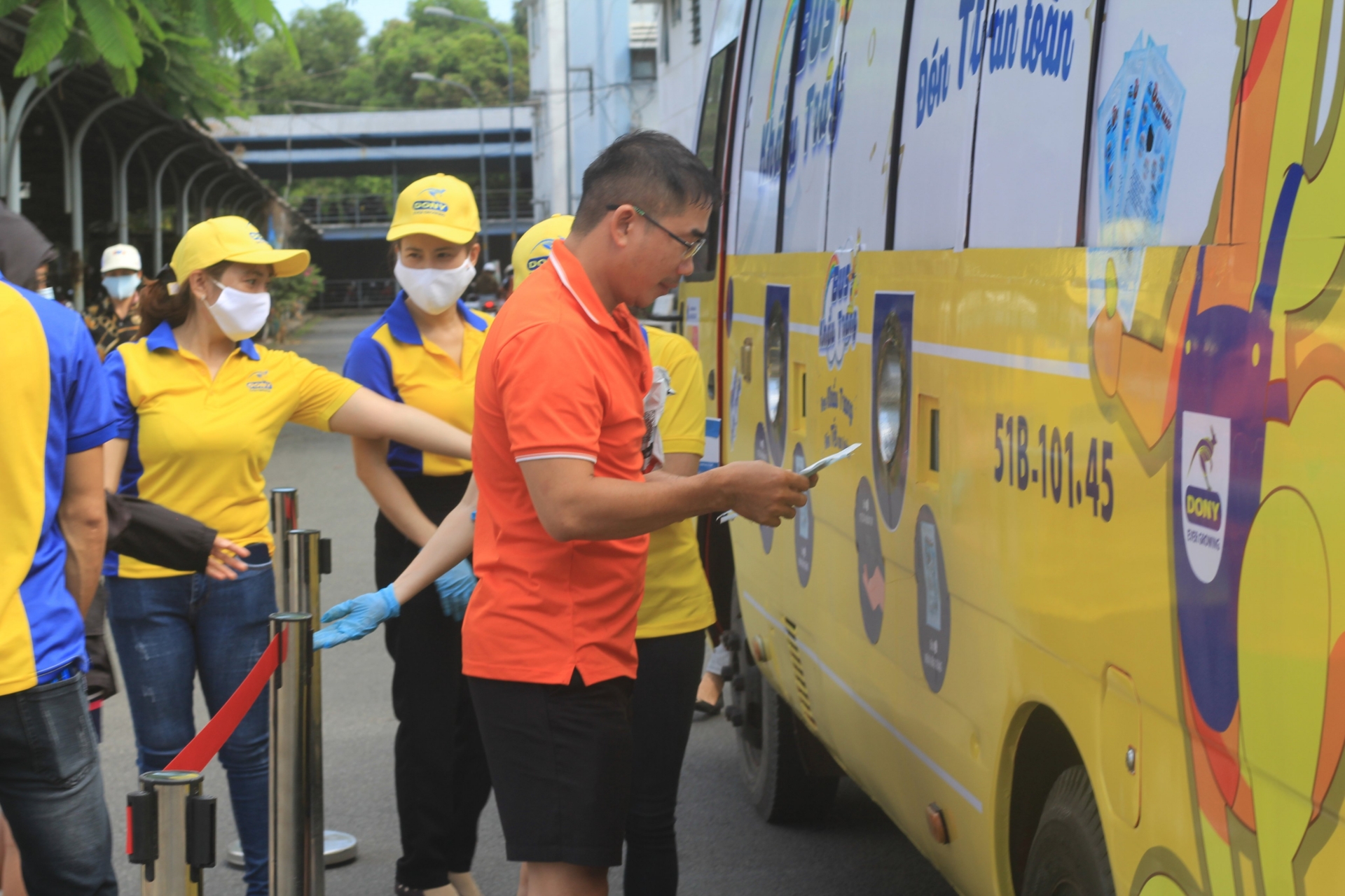 “Bus khẩu trang” đưa khẩu trang chất lượng phát miễn phí cho người lao động “Bus khẩu trang” đưa khẩu trang chất lượng phát miễn phí cho người lao động