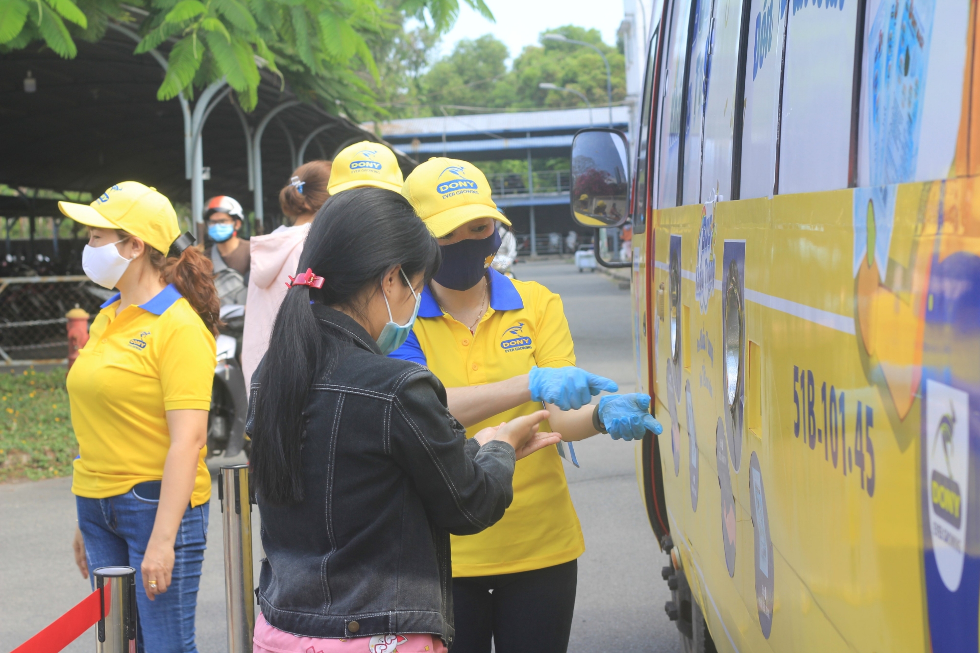 “Bus khẩu trang” đưa khẩu trang chất lượng phát miễn phí cho người lao động “Bus khẩu trang” đưa khẩu trang chất lượng phát miễn phí cho người lao động
