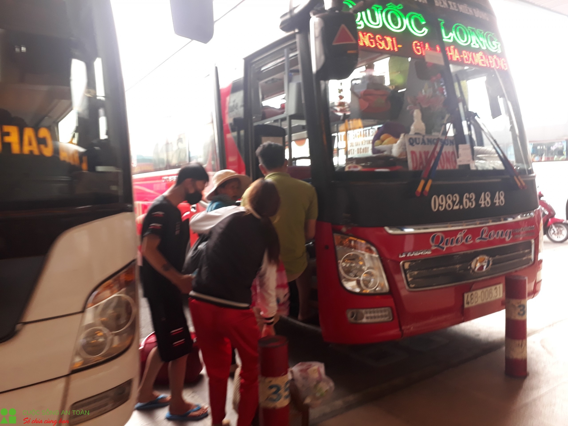Tấp nập tại bến xe khách trong kỳ nghỉ lễ 30/4, liệu có an toàn? tap nap tai ben xe khach trong ky nghi le 304 lieu co an toan