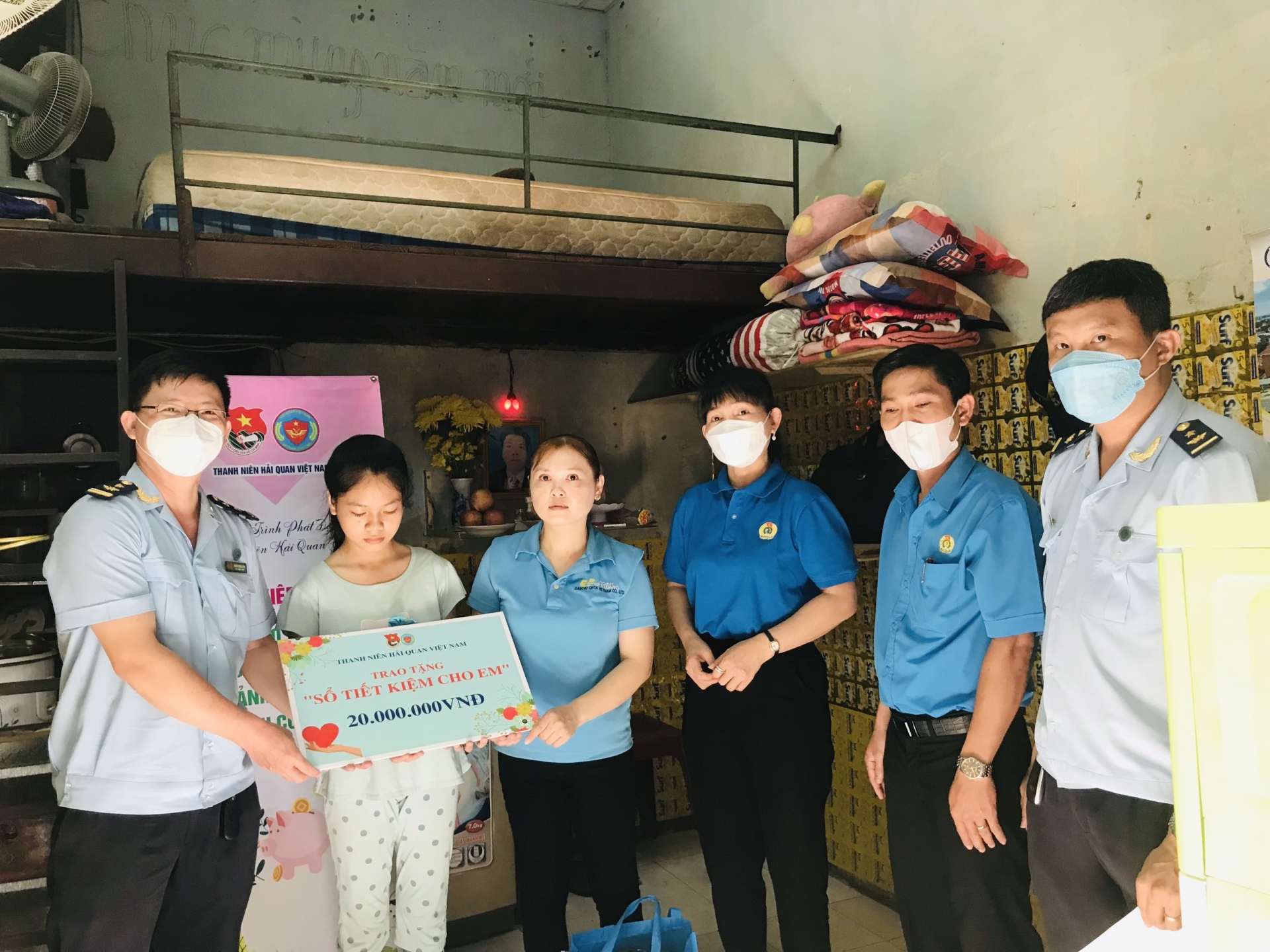 Công nhân xúc động khi nhận được sổ tiết kiệm 20 triệu đồng Công nhân xúc động khi nhận được sổ tiết kiệm 20 triệu đồng