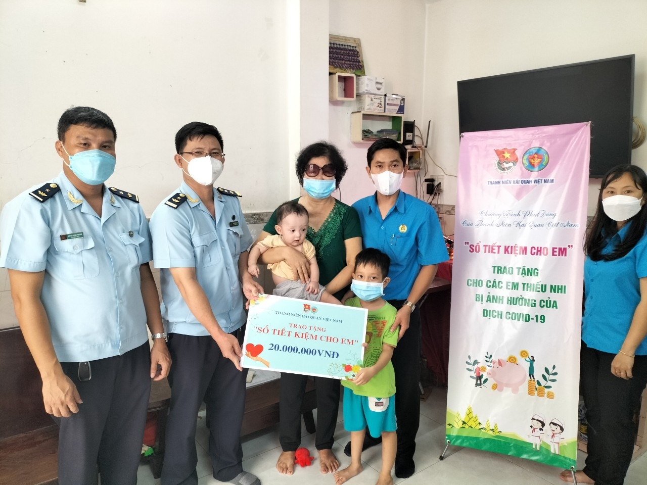 Công nhân xúc động khi nhận được sổ tiết kiệm 20 triệu đồng Công nhân xúc động khi nhận được sổ tiết kiệm 20 triệu đồng