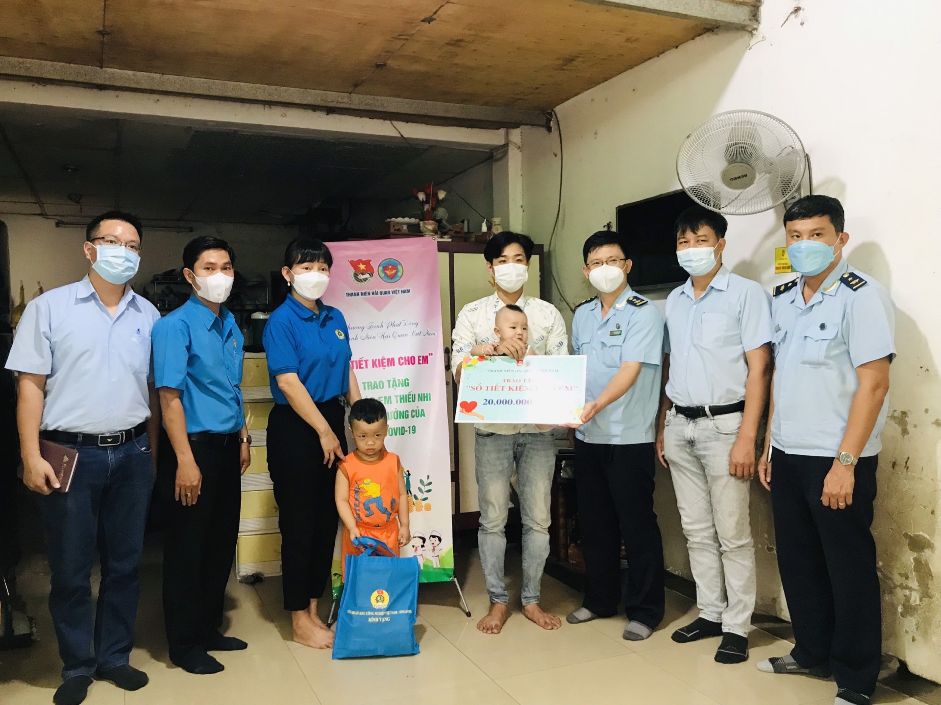 Công nhân xúc động khi nhận được sổ tiết kiệm 20 triệu đồng Công nhân xúc động khi nhận được sổ tiết kiệm 20 triệu đồng