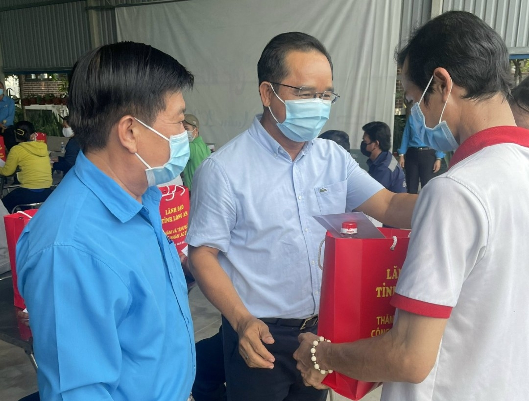 LĐLĐ Long An:Lắng nghe,chia sẻ và hỗ trợ hàng trăm phần quà cho người lao động khó khăn LĐLĐ Long An:Lắng nghe,chia sẻ và hỗ trợ hàng trăm phần quà cho người lao động khó khăn