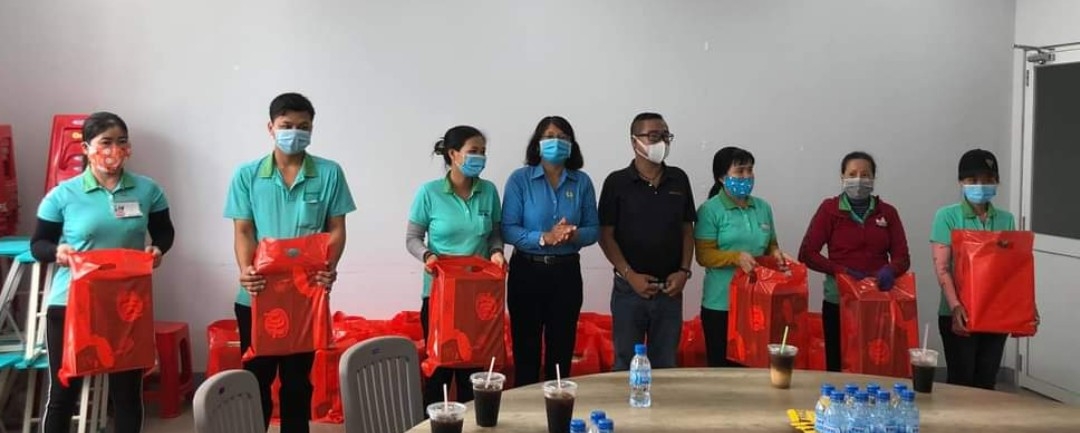LĐLĐ Long An:Lắng nghe,chia sẻ và hỗ trợ hàng trăm phần quà cho người lao động khó khăn LĐLĐ Long An:Lắng nghe,chia sẻ và hỗ trợ hàng trăm phần quà cho người lao động khó khăn