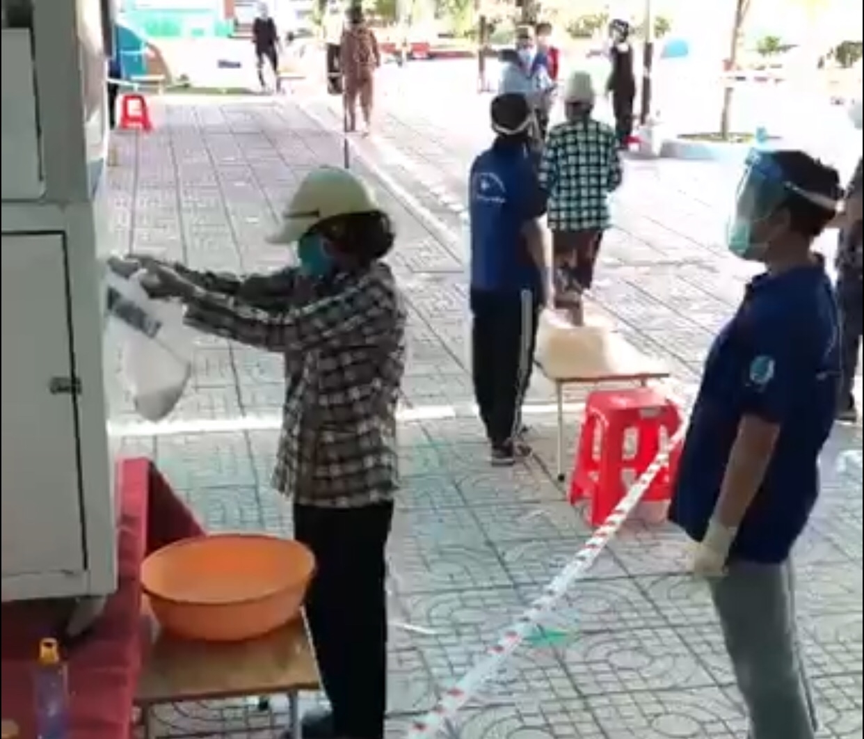 Cuộc sống của NLĐ trong khu phong tỏa tại Gò Vấp: Khó khăn nhưng luôn lạc quan