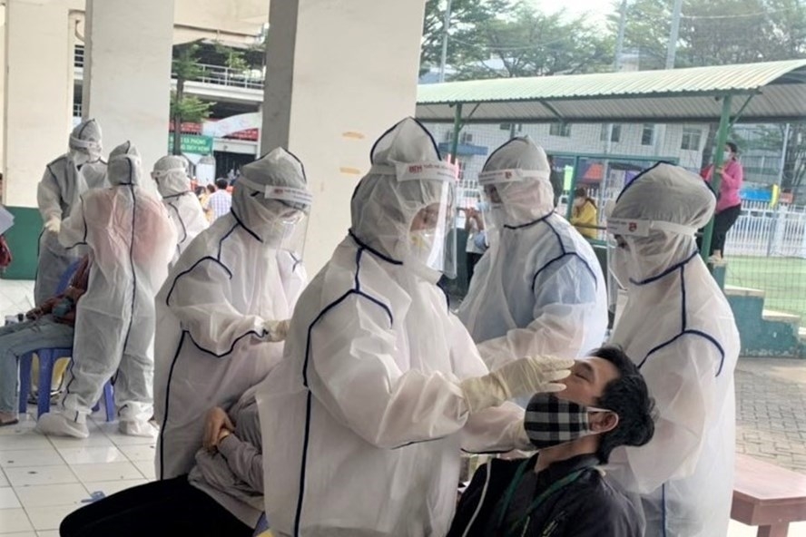 Xét nghiệm tầm soát hàng nghìn công nhân liên quan đến các ca nghi nhiễm quận Bình Tân